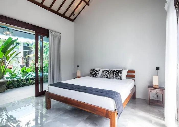 Canggu Tropical Pool Villa 6 Br チャングー