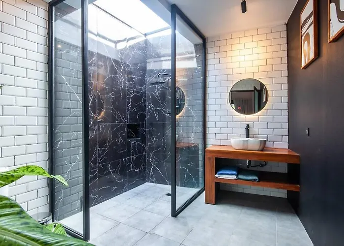 Canggu Tropical Pool Villa 6 Br ヴィラ
